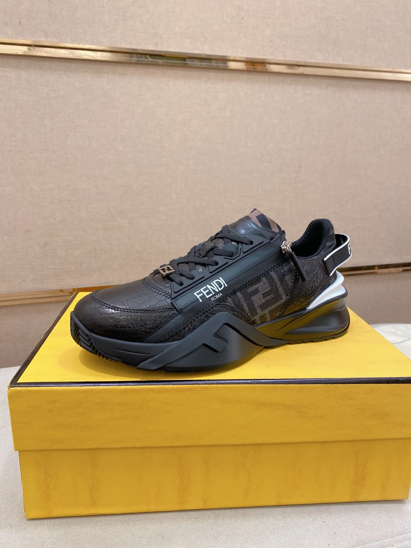 Factory price: 620💰(high version) [Fendi] Fendi’s latest casual shoes for men! Available at counters simultaneously! A one-to-one replica of the original. Made entirely of imported top-grain calfskin, the interior is made of top-grain water-dyed cowhide, and the original factory-supplied rubber outsole. Leading new fashion concepts. Matching code: 38-44 can be customized, 45 is not returnable!